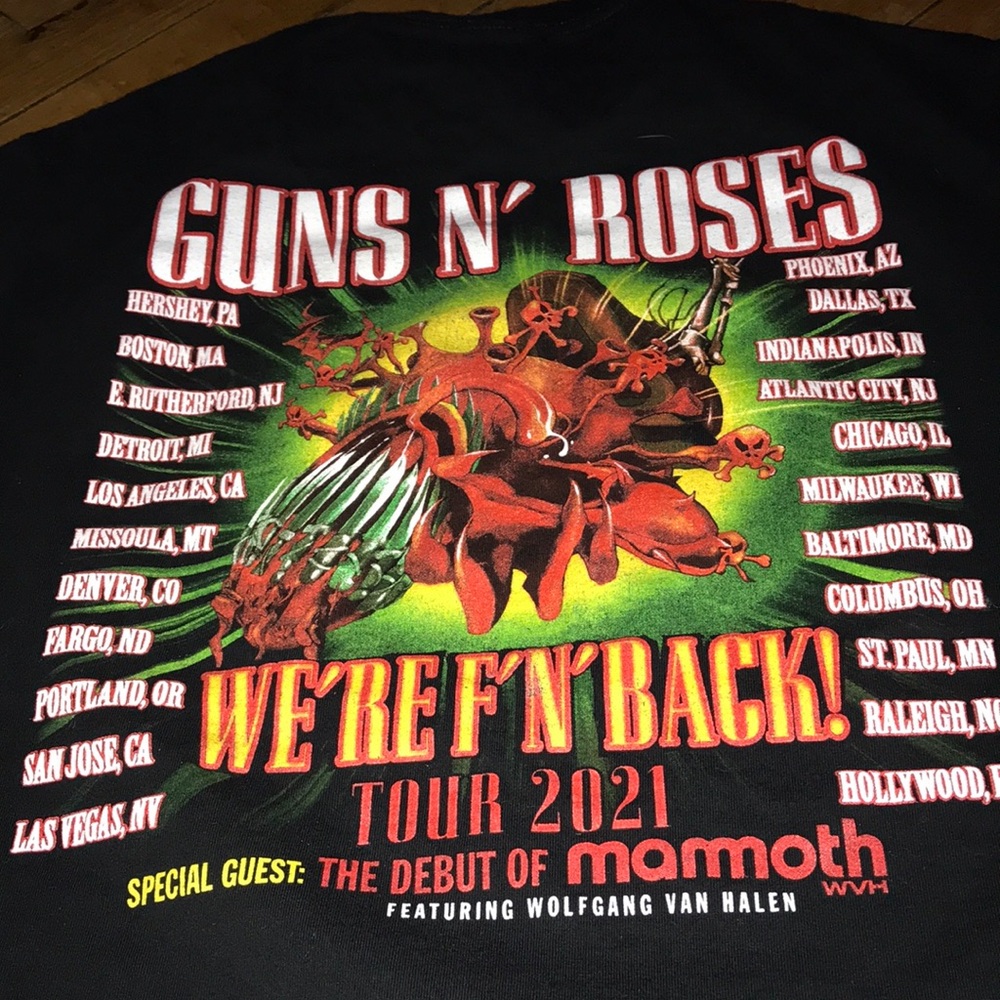 Guns N' Roses Black Short-Sleeve Tour Tee with Red Rose Accents - Picture 4 of 5